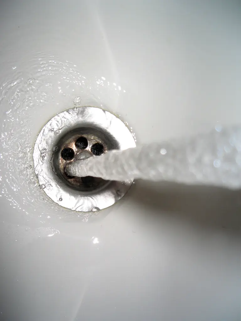 Su akışı kontrol edilen banyo gideri