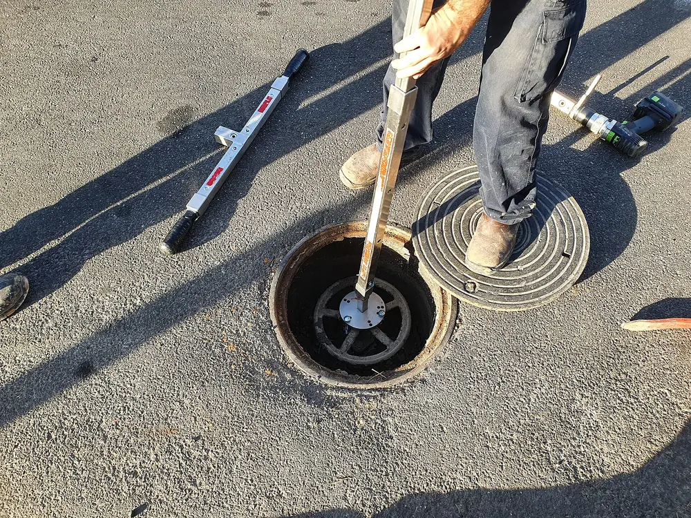 Rögar erişim noktasında yürütülen kanalizasyon hattı çalışması