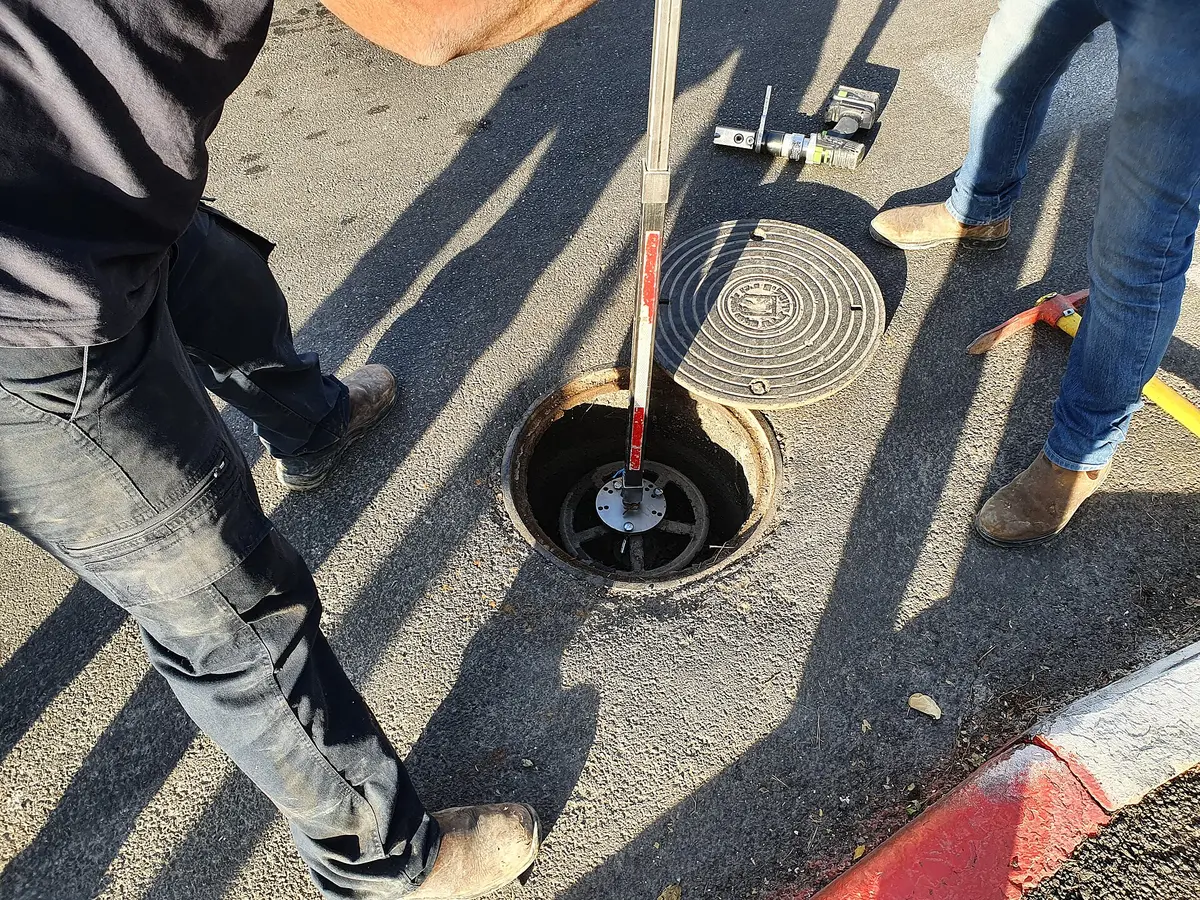 Açık rögar kapağında yapılan hat kontrolü