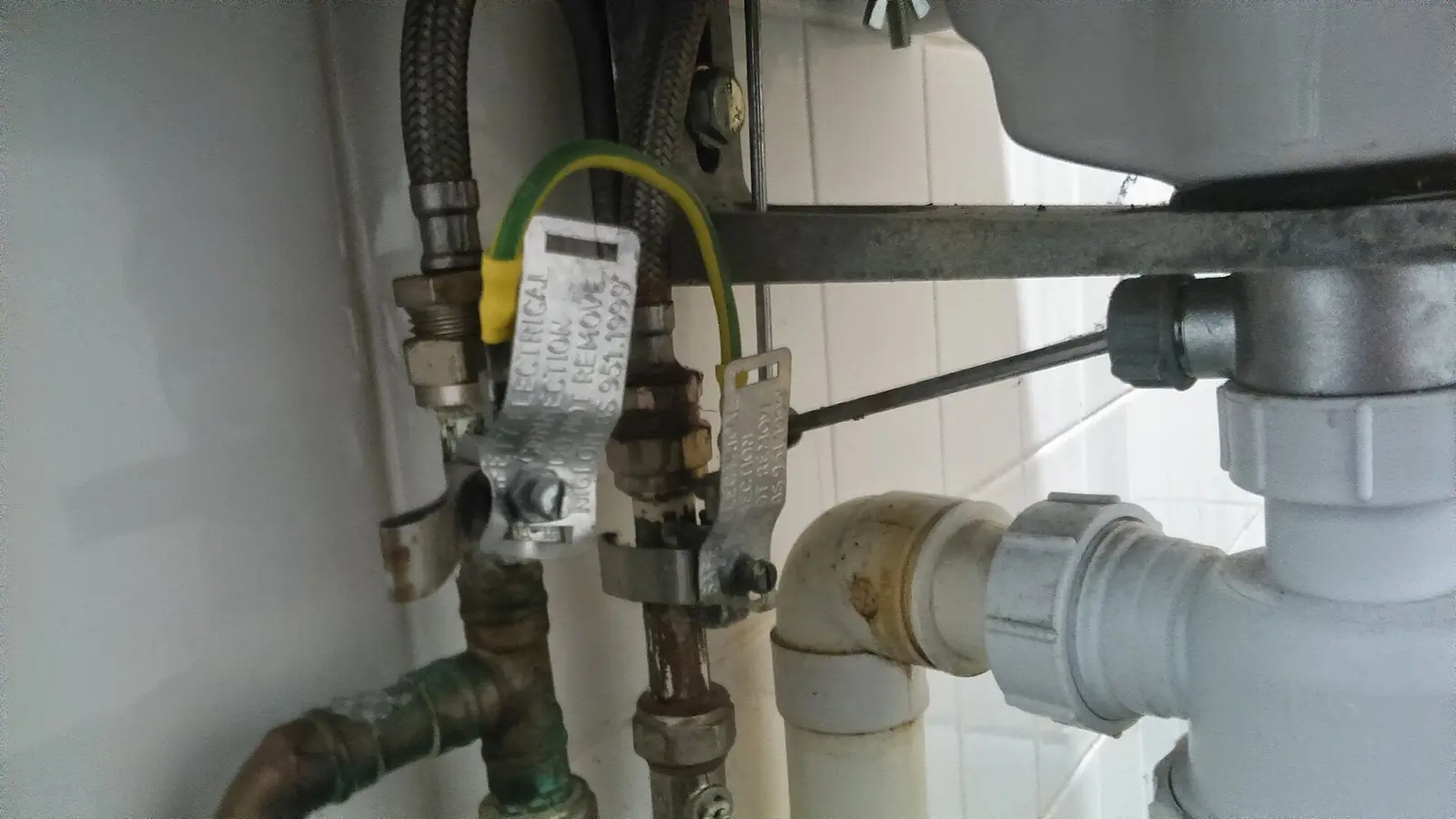 Lavabo altındaki temiz su ve gider bağlantılarının kontrolü
